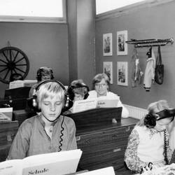 Schüler in einem Klassenraum mit Kopfhörern