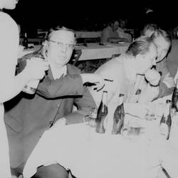 Herren an Tischen mit Bierflaschen