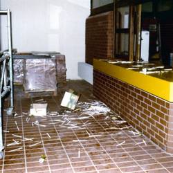 Ein Foto einer Bilderserie von einem Vandalismusangriff auf eine Schule