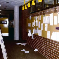 Ein Foto einer Bilderserie von einem Vandalismusangriff auf eine Schule