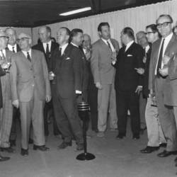 Gruppenfoto zahlreicher Herren, darunter Stadtdirektor Erich Panitz und einige Ratsleute