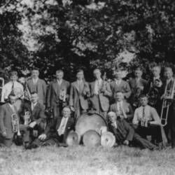 Gruppenfoto von Herren mit Blasinstrumenten