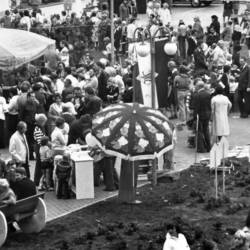 Menschenmasse bei einer öffentlichen Veranstaltung auf einem Platz