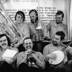 Sechs Herren in Hemd mit Instrumenten