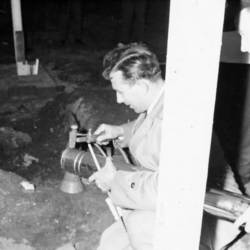 Mann bereitet vermutlich eine Zeitkapsel für eine Grundsteinlegung vor