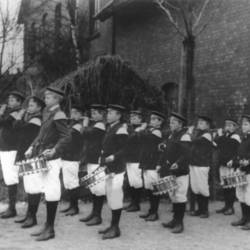 Junge Musiker mit Uniform und Trommeln