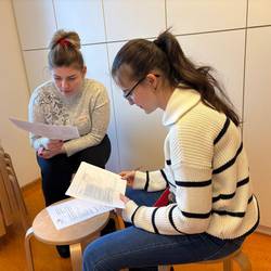 Arbeitsphase © Karen Schlote/ Stadt Laatzen Zwei Fachkräfte sitzen zusammen und erarbeiten ein Thema.