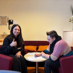 Arbeitsphase © Karen Schlote/ Stadt Laatzen Zwei Fachkräfte sitzen zusammen und erarbeiten ein Thema.