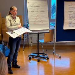 Referentin Marlene Schneider © Karen Schlote/ Stadt Laatzen Die Referentin Marlene Schneider steht vor der Gruppe und referiert ein Thema.