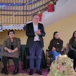 Stadtrat Herr Sporleder gratuliert dem Team © Stadt Laatzen Karen Schlote Herr Sporleder gratuliert dem Team. Die Teilnehmenden sitzen im Kreis. Herr Sporleder steht und dankt dem Team.