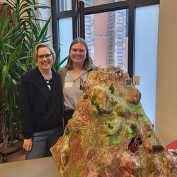 Abschlussarbeit des Familienzentrums © Stadt Laatzen Karen Schlote Zwei Fachkräfte des Familienzentrums präsentieren ihre Abschlussarbeit. Es ist ein riesiger Berg aus Pappe. Er stellt die Höhen und Tiefen der Fortbildung dar.