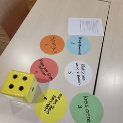 Eine Arbeitsgruppe hat ein Spiel entwickelt für Bewegungsübungen.