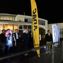 Personen stehen draußen vor dem Gebäude