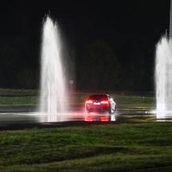 ADAC Fahrsicherheitszentrum Bremsverhalten Auto zwischen Fontainen