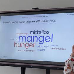 Über Mentimeter werden Begriffe gesammelt und auf dem Whitboard dargestellt.