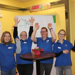 Im Halbkreis stehen unser Auszubildenden, die die Veranstaltung mit umgesetzt haben. Alle haben ein blaues Laatzen Poloshirt an.