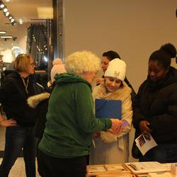 Alle Kitas haben einen Stand. Der Stand besteht aus einem Tisch. Auf dem Tisch liegt viel Informationsmaterial.