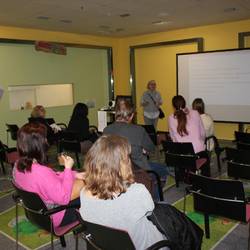 Elke Heinrichs steht als Referentin vom Jobcenter vor einem Publikum.