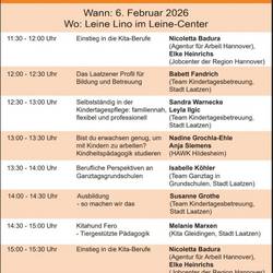 Auf einem Plakat stehen alle Vorträge und die Zeiten an denen die Vorträge stattfinden.