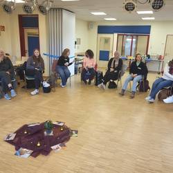 Die Teilnehmerinnen sitzen in einem Halbkreis.