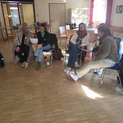 Die Fachkräfte tauschen sich zu einem Fall aus. Es geht hier um dieEntwicklung des kindlichen Todesverständnisses.