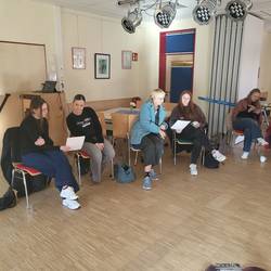 Die Fachkräfte tauschen sich zu einem Fall aus. Es geht hier um die Entwicklung des kindlichen Todesverständnisses.