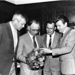 Vier Herren im Anzug, der zweite hat einen Blumenstrauß, der vierte ganz rechs ist Jürgen Gansäuer.