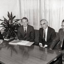 4 Herren am Tisch, unter ihnen Gottfried Gensch und Rainer Büschking (die zwei Herren rechts)