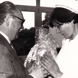 Erich Panitz überreicht Dame ein Geschenk