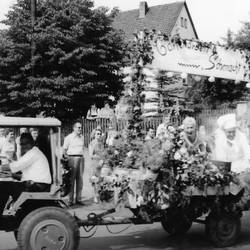 Traktor und Wagen mit Personen, Schriftzug "Gartenarbeit Schmacht"