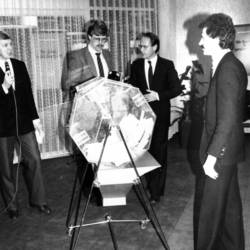 Vier Herren hinter einer Art Lostrommel