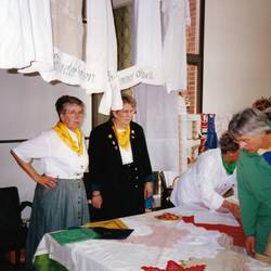 Damen verkaufen Stoffe