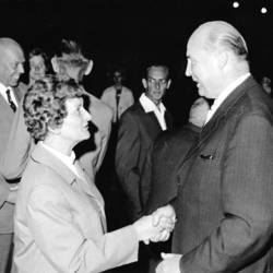 Oberkreisdirektor August Steppat schüttelt Dame die Hand, im Hintergrund Menschen