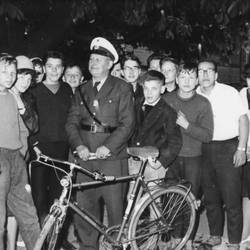 Polizist mit Fahrrad und einer Gruppe von Kindern