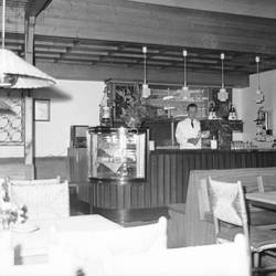 Mann hinter Tresen in Gaststätte