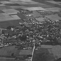 Luftaufnahme mit Straßen, Gebäuden und landwirtschaftlichen Flächen