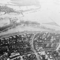 LuftaufnahmeLuftaufnahme mit Straßen, Gebäuden, Fluss und landwirtschaftlichen Flächen