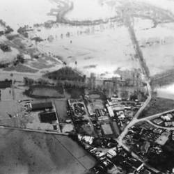 LuftaufnahmeLuftaufnahme mit Straßen, Gebäuden, Fluss und landwirtschaftlichen Flächen