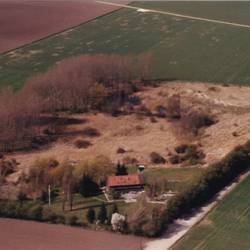 Luftaufnahme mit Straßen, Gebäude und landwirtschaftlichen Flächen