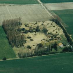 Luftaufnahme mit Straßen, Gebäude und landwirtschaftlichen Flächen
