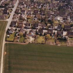 Luftaufnahme mit Straßen, Gebäuden und landwirtschaftlichen Flächen