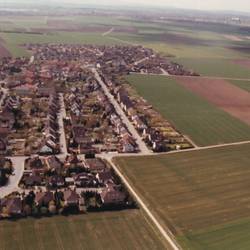 Luftaufnahme mit Straßen, Gebäuden und landwirtschaftlichen Flächen