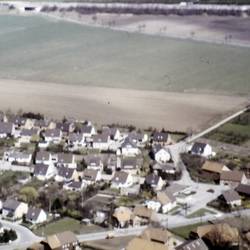 Luftaufnahme mit Straßen, Gebäuden und landwirtschaftlichen Flächen