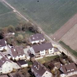 Luftaufnahme mit Straßen, Gebäuden und landwirtschaftlichen Flächen
