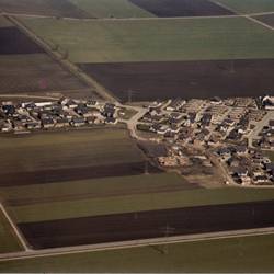 Luftaufnahme mit Straßen, Gebäuden und landwirtschaftlichen Flächen