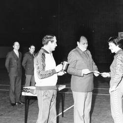 5 Herren in Sporthalle, Übergabe von Pokal und Urkunde