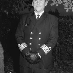 Mann in Uniform, im Hintergrund Gestrüpp