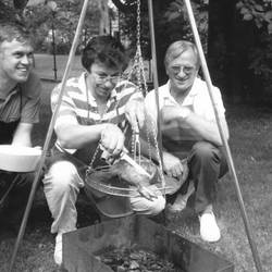 Fredo Ritter, Rolf-Jürgen Gruner und unbekannter Herr grillen