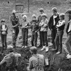 Kinder vor bewaffneten Soldaten im Schützengraben