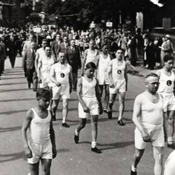 Menschenmasse marschiert durch eine Straße